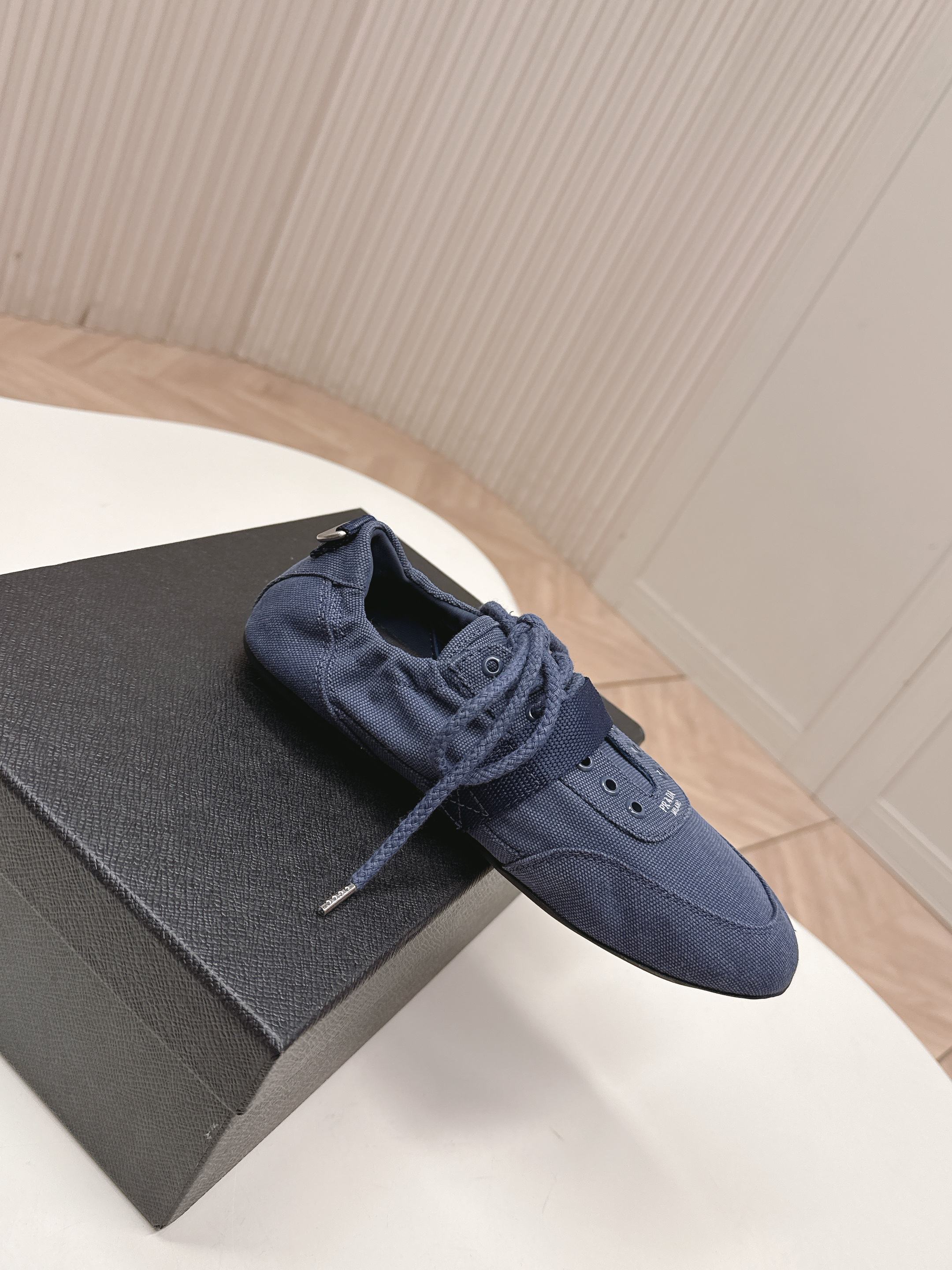 PRADA 26S LACE UP MINIMAL SNEAKERS IN NAVY BLUE CANVAS