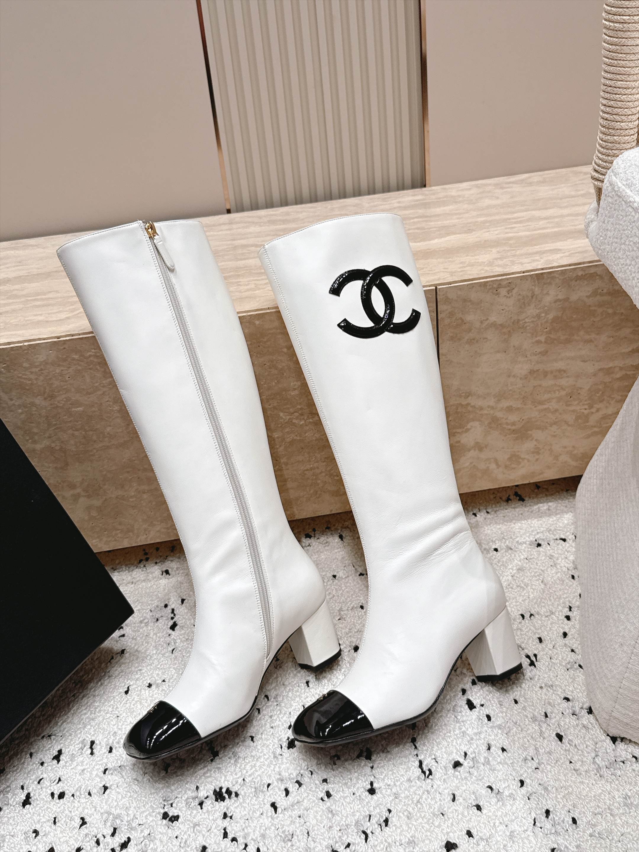 CHANEL 26S KNEE HIGH BOOTS 70 MM IN WHITE CALFSKIN AND BLACK PATENT