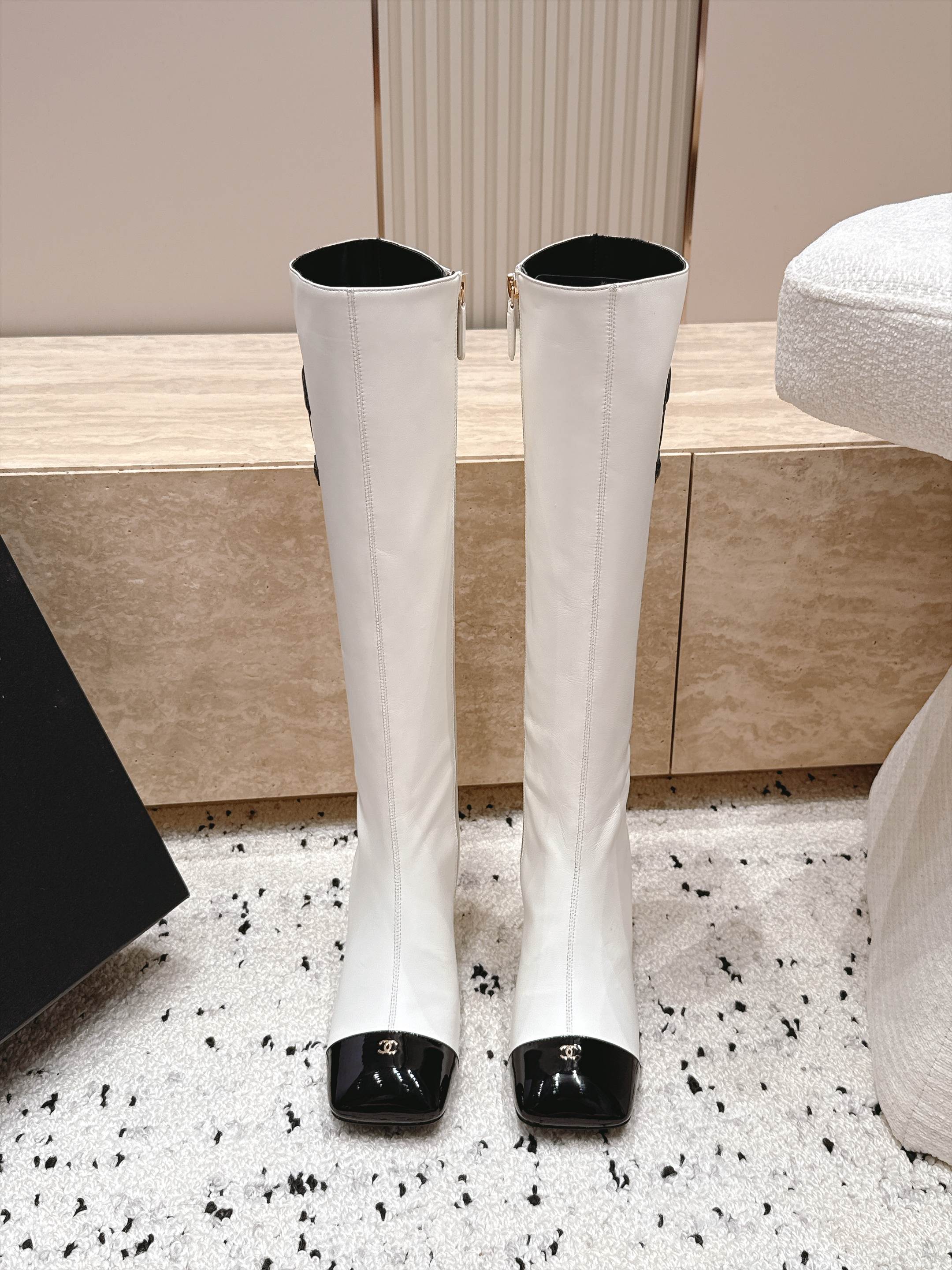 CHANEL 26S KNEE HIGH BOOTS 70 MM IN WHITE CALFSKIN AND BLACK PATENT