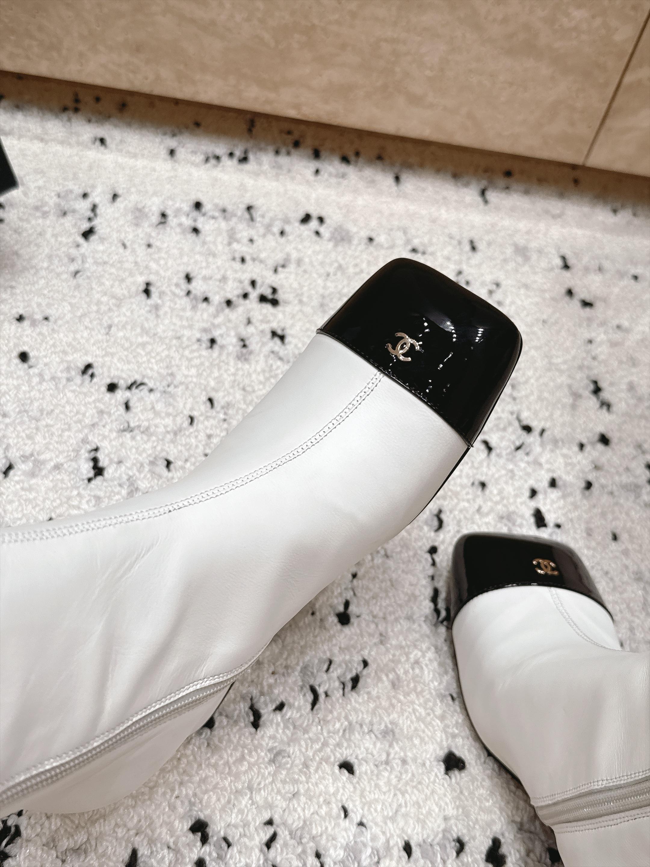 CHANEL 26S KNEE HIGH BOOTS 70 MM IN WHITE CALFSKIN AND BLACK PATENT