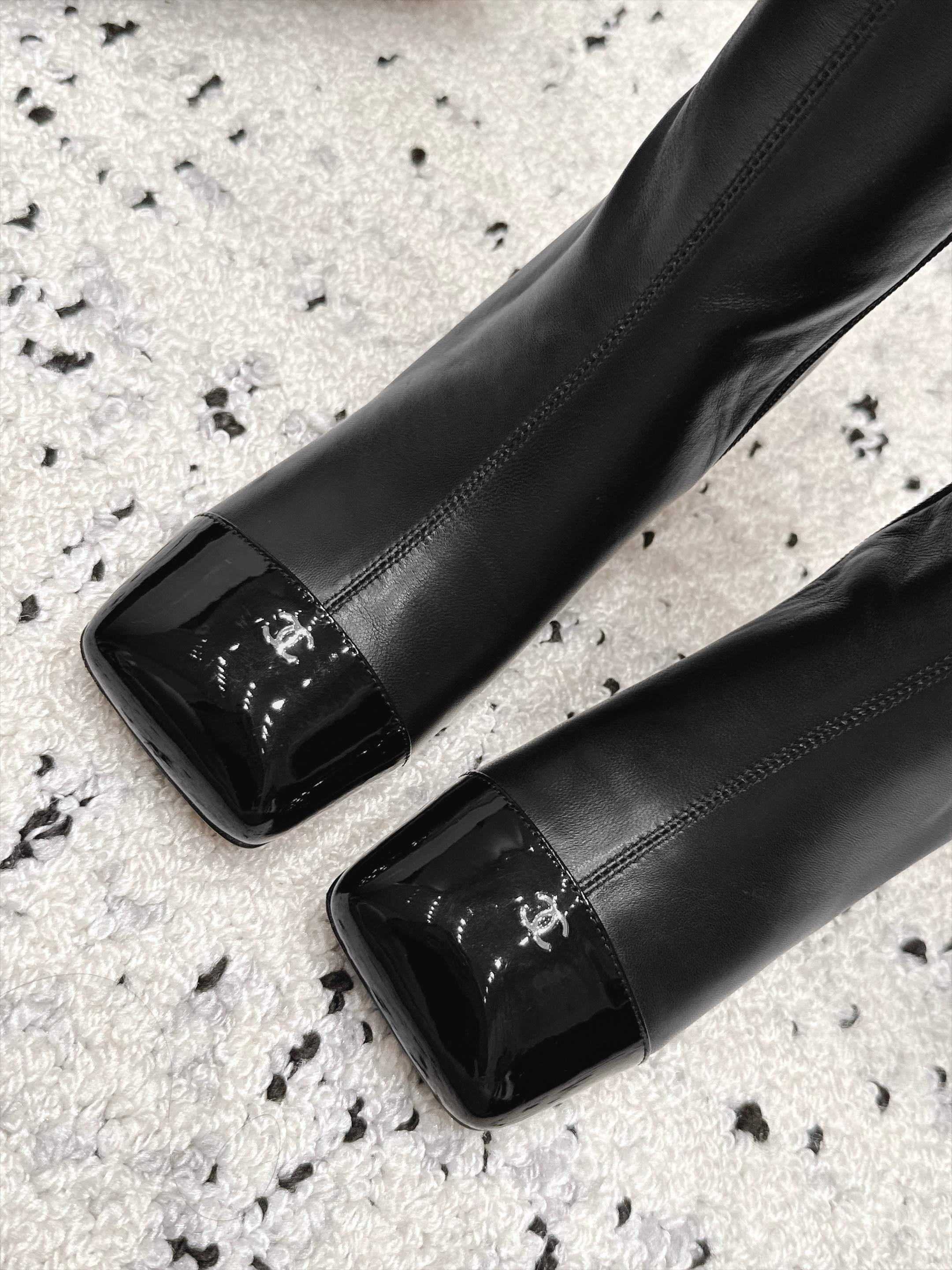 CHANEL 26S KNEE HIGH BOOTS 70 MM IN BLACK CALFSKN AND PATENT