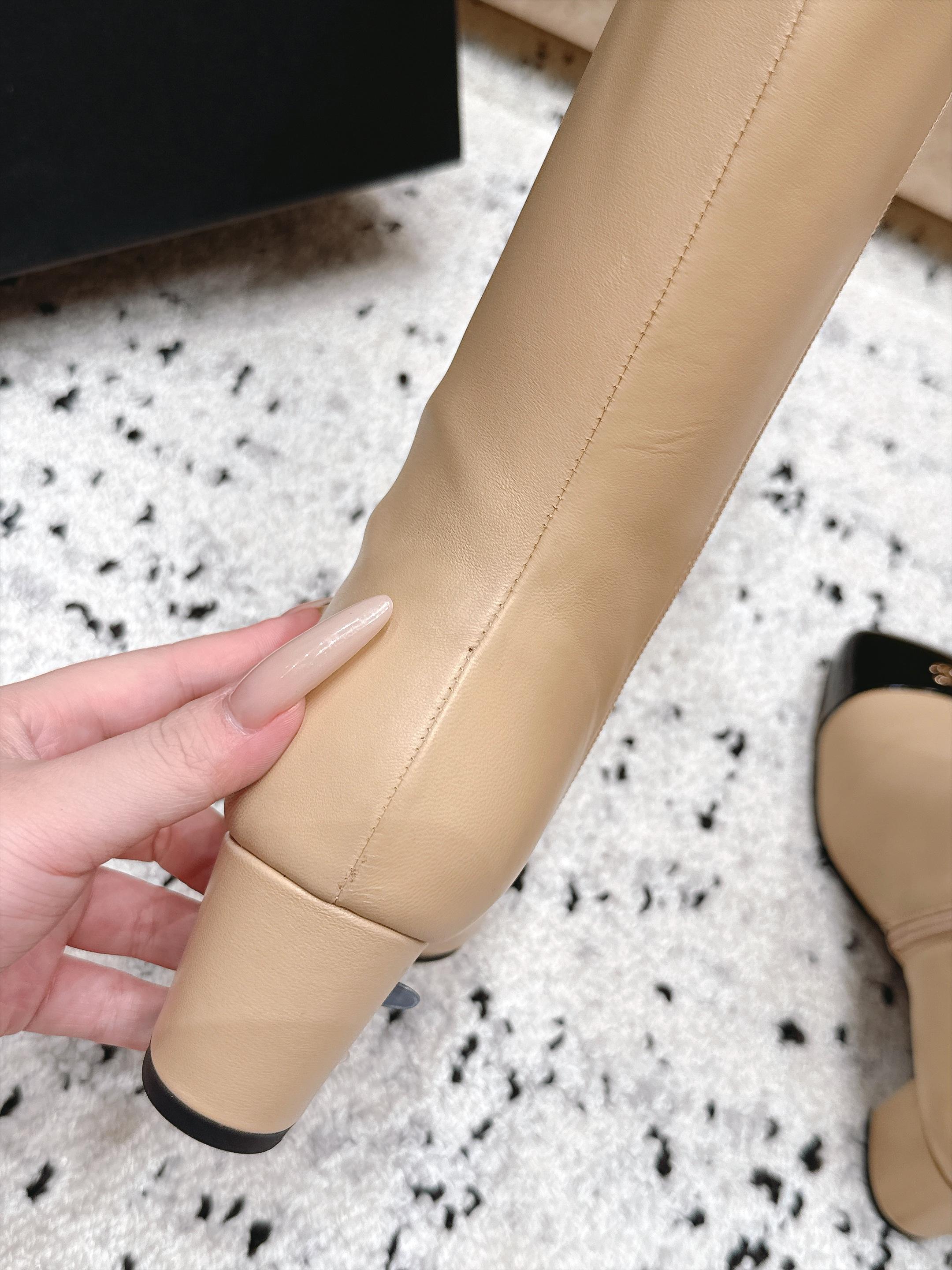 CHANEL 26S KNEE HIGH BOOTS 70 MM IN BEIGE CALFSKIN AND BLACK PATENT