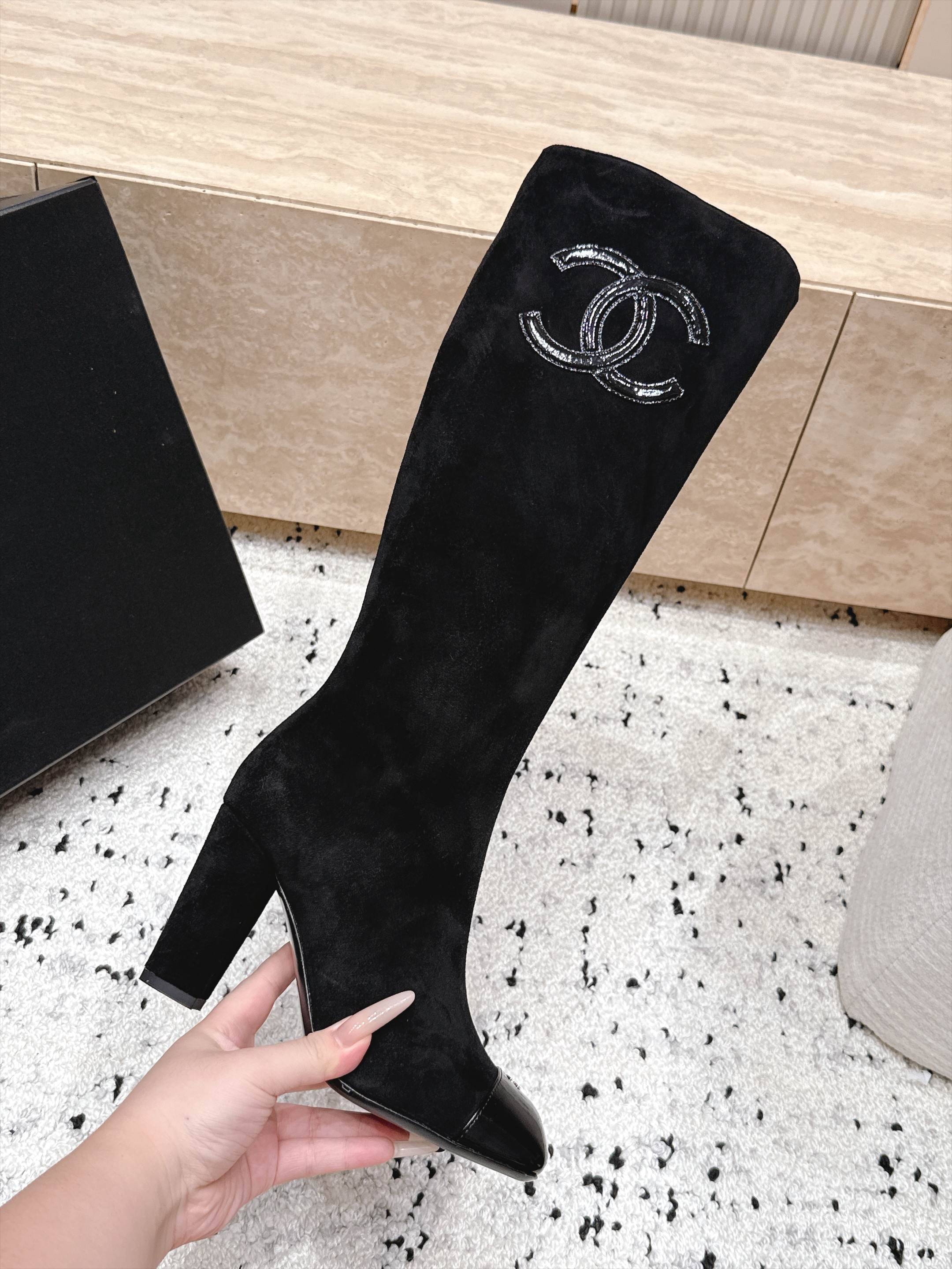 CHANEL 26S KNEE HIGH BOOTS 90 MM IN BLACK SUEDE AND PATENT