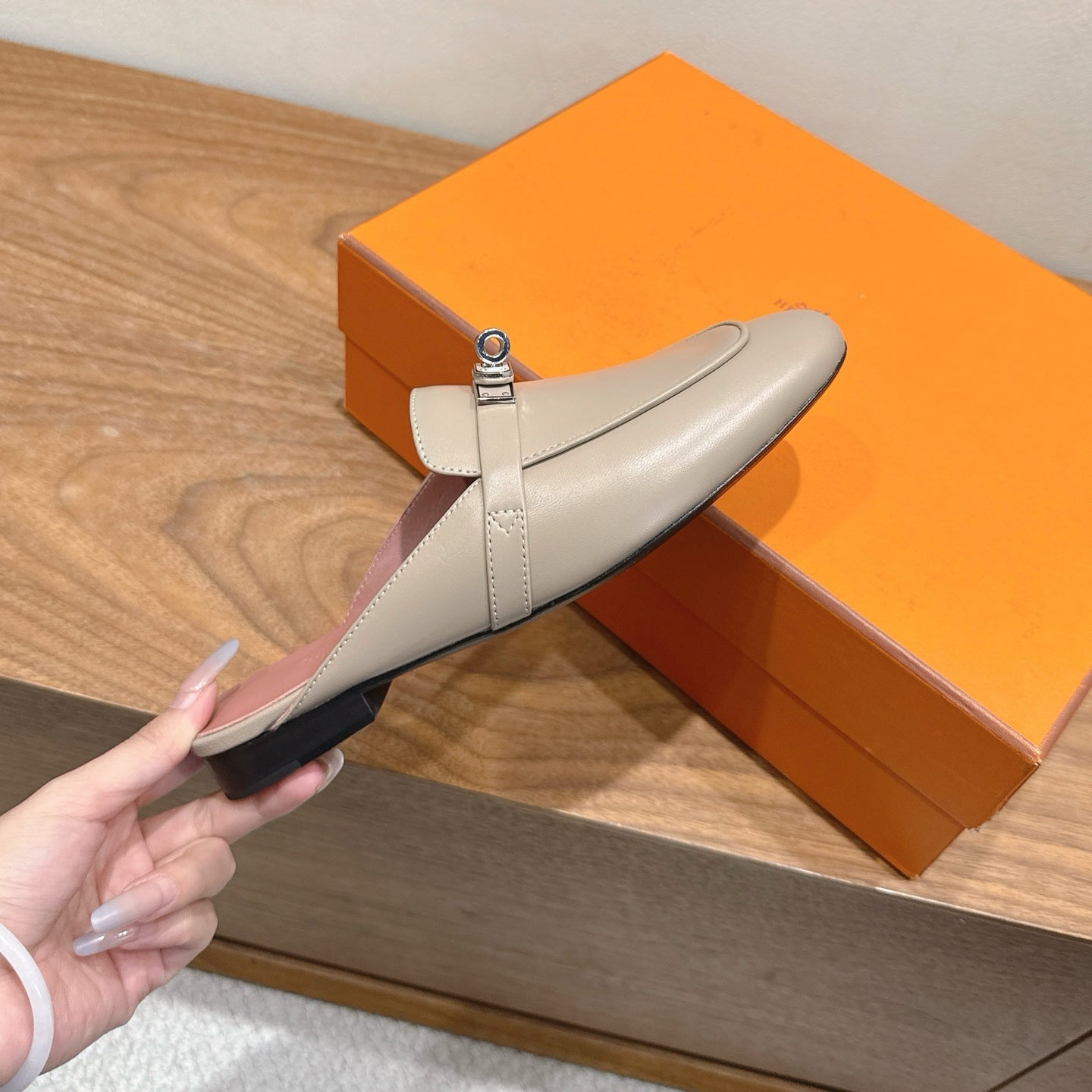 HM 26S KELLY MULE IN GREY BEIGE CALFSKIN SILVER HARDWARE