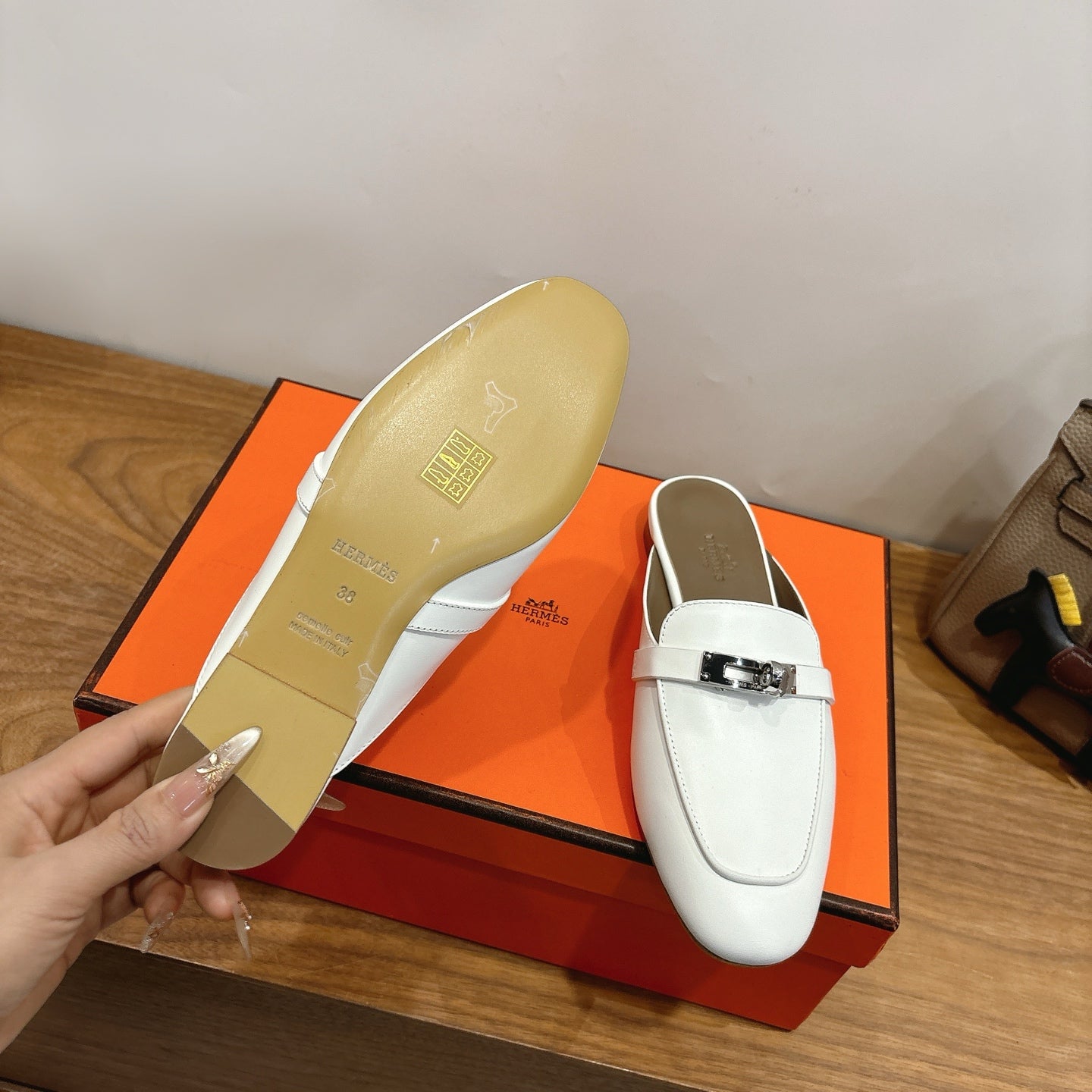 HM 26S KELLY MULE IN WHITE AND BROWN CALFSKIN SILVER HARDWARE