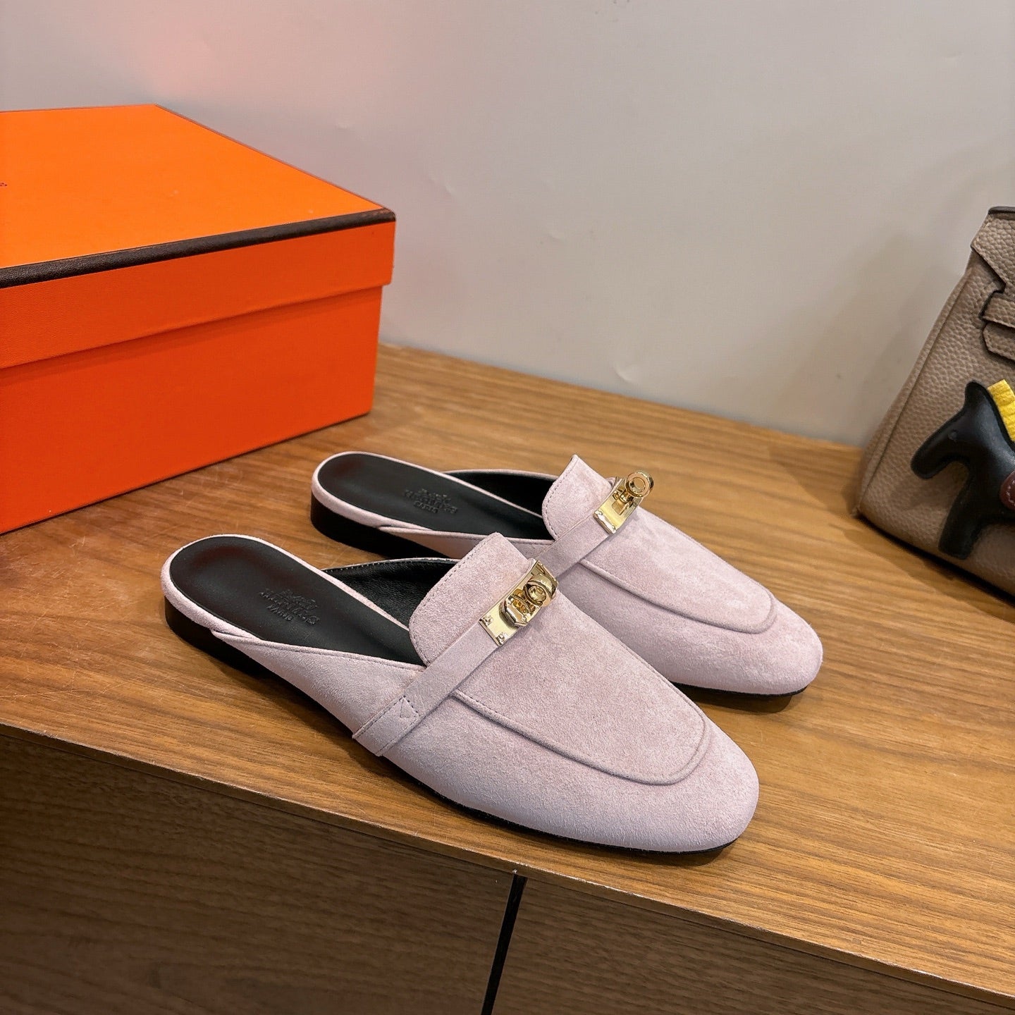 HM 26S OZ MULE IN LIGHT PINK SUEDE GOLD HARDWARE