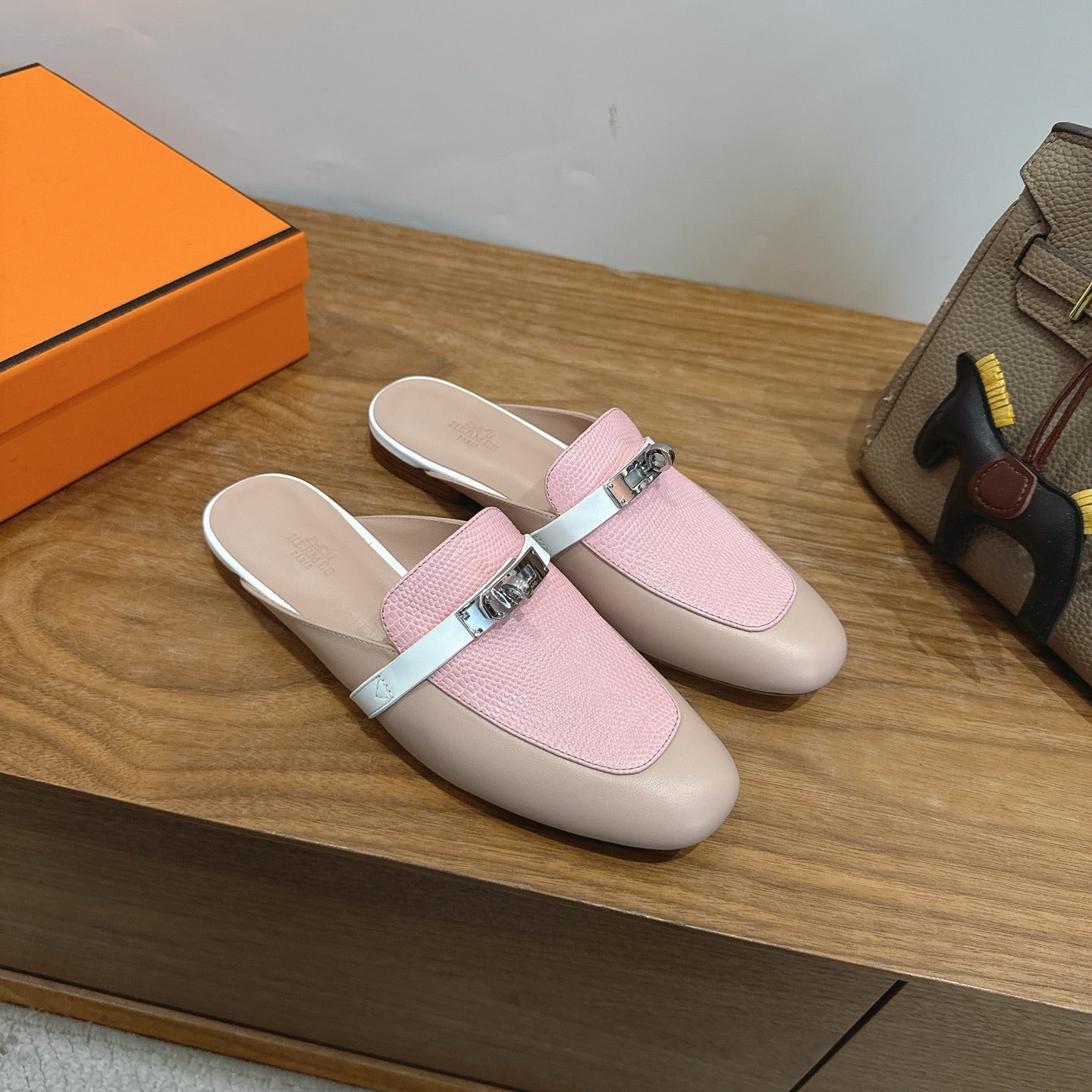 HM 26S OZ MULE IN BEIGE CALFSKIN & PINK LIZARD GOLD HARDWARE
