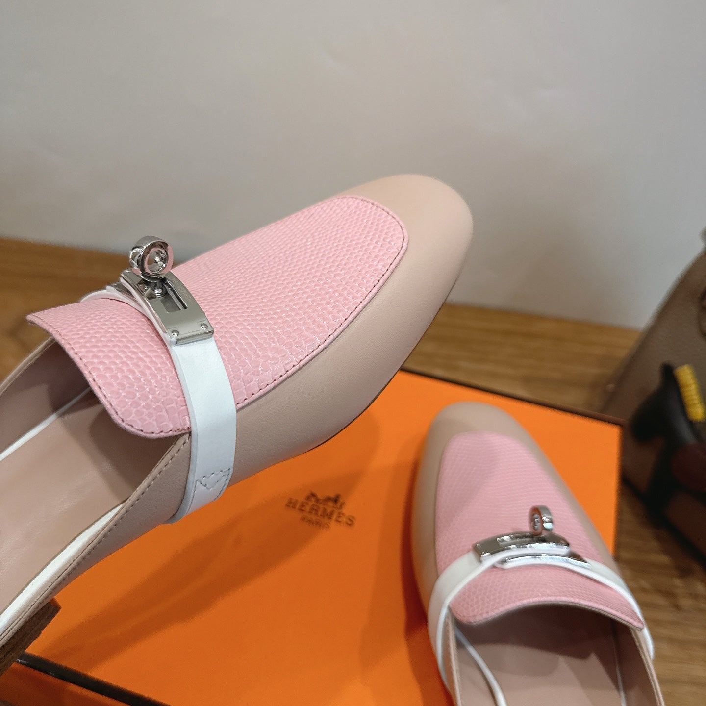 HM 26S OZ MULE IN BEIGE CALFSKIN & PINK LIZARD GOLD HARDWARE