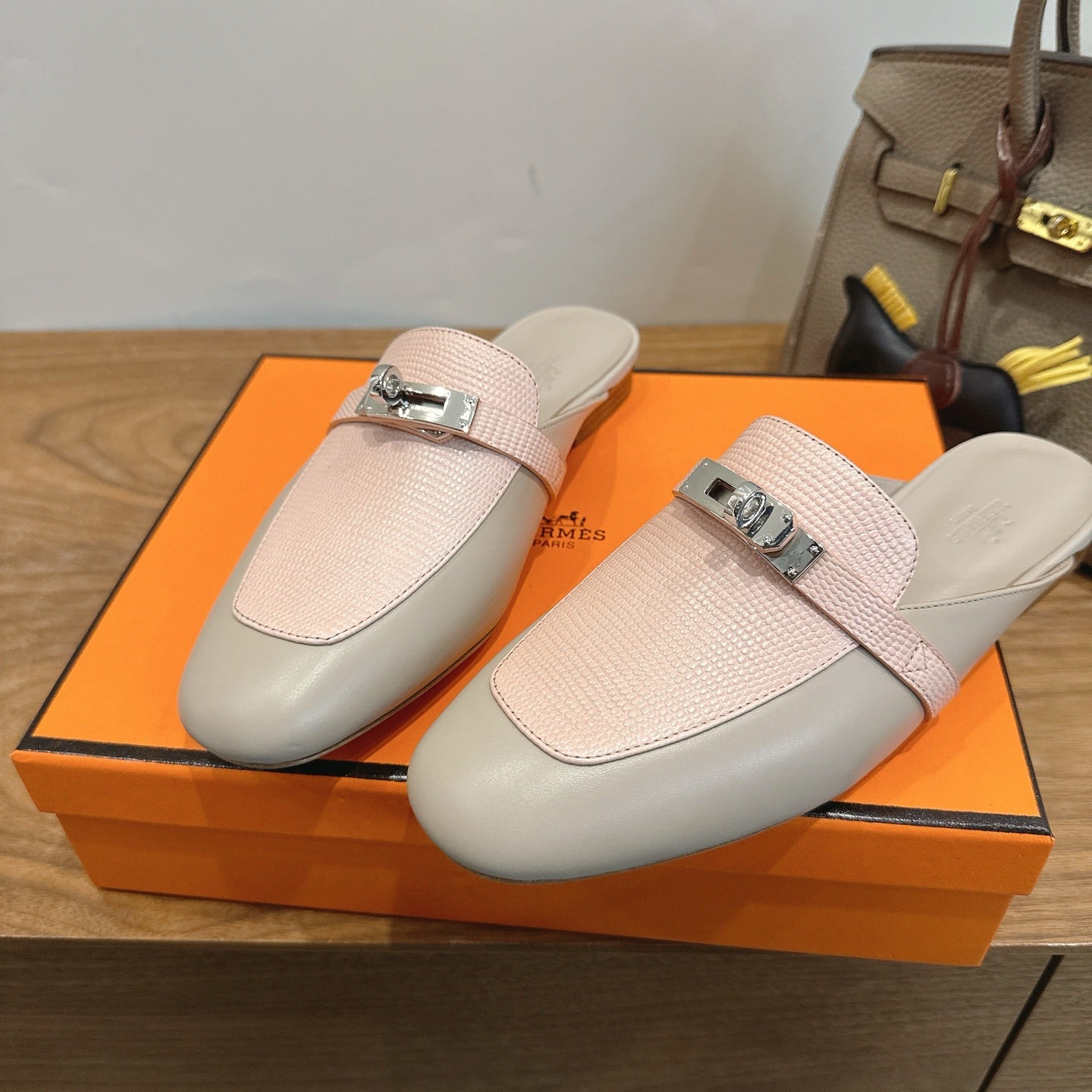 HM 26S OZ MULE IN BEIGE CALFSKIN & LIGHT PINK LIZARD GOLD HARDWARE