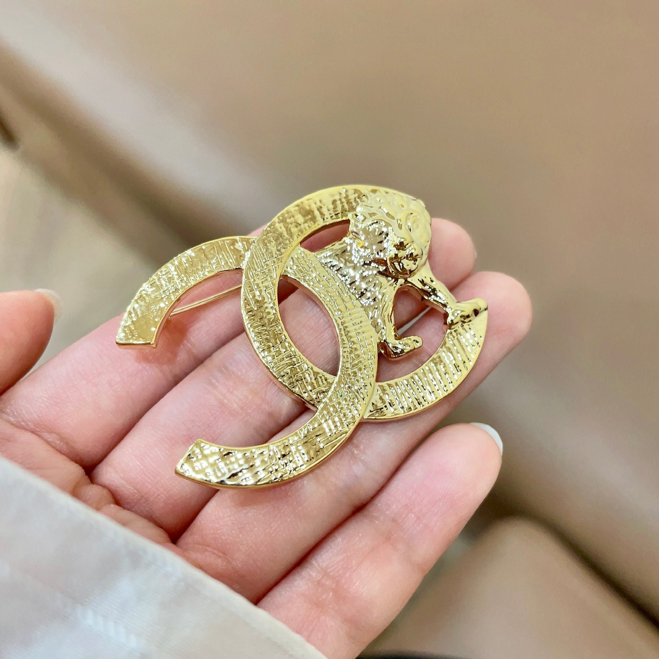 CHANEL 26S DOUBLE C LOGO LION EMBLEM BROOCH IN GOLD METAL 629997