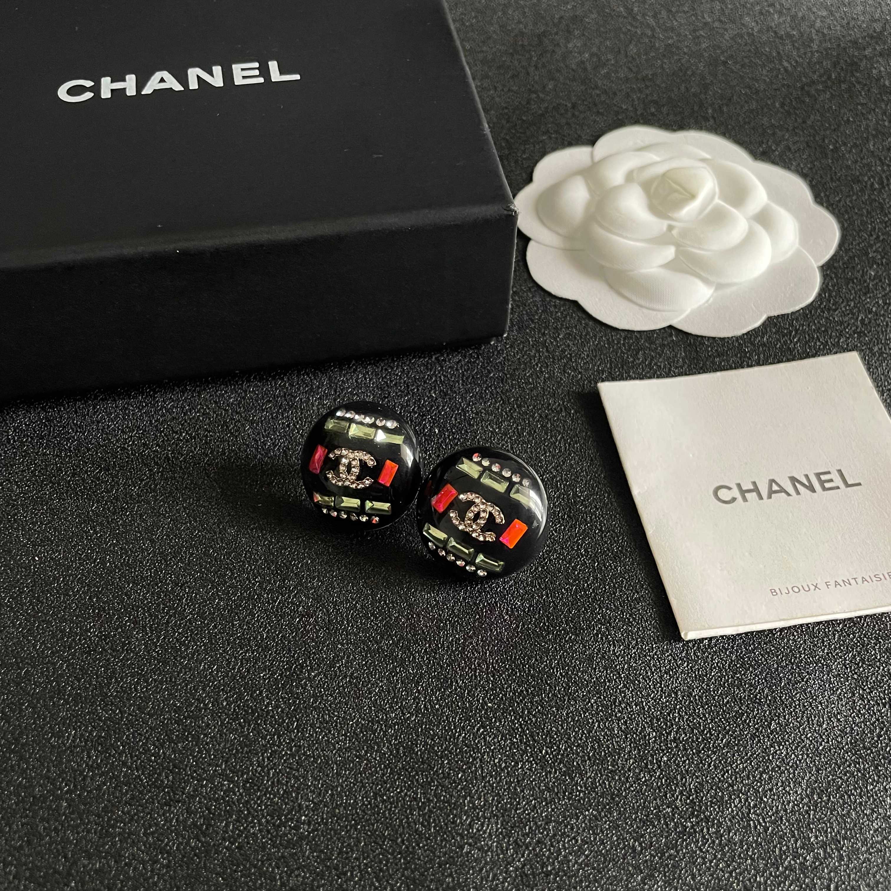 CHANEL 26S DOUBLE C LOGO MULTICOLOR CRYSTAL DOME STUD EARRINGS IN BLACK ENAMEL & GOLD METAL 630064