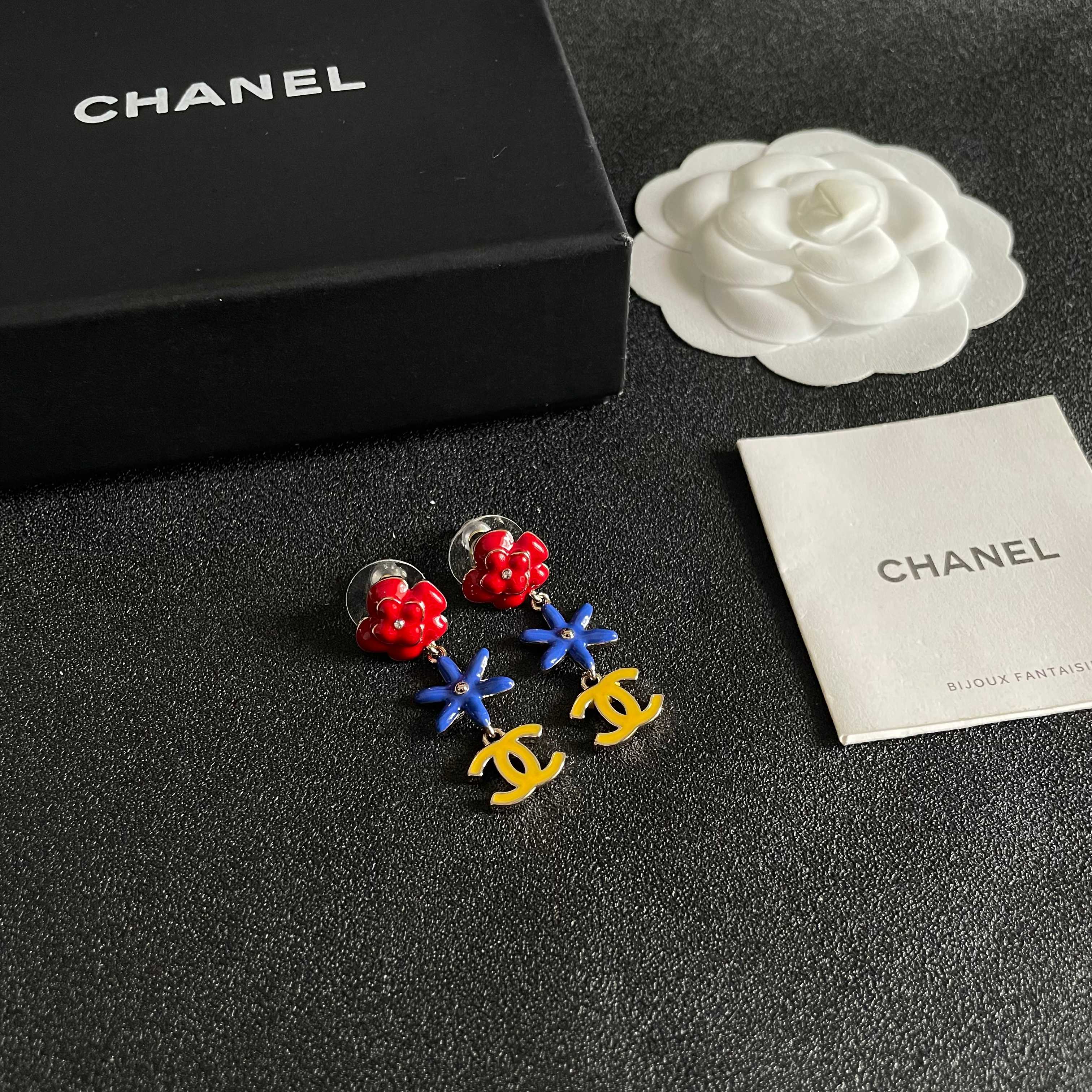 CHANEL 26S DOUBLE C LOGO MULTICOLOR FLORAL & STAR DROP EARRINGS IN GOLD METAL 630065