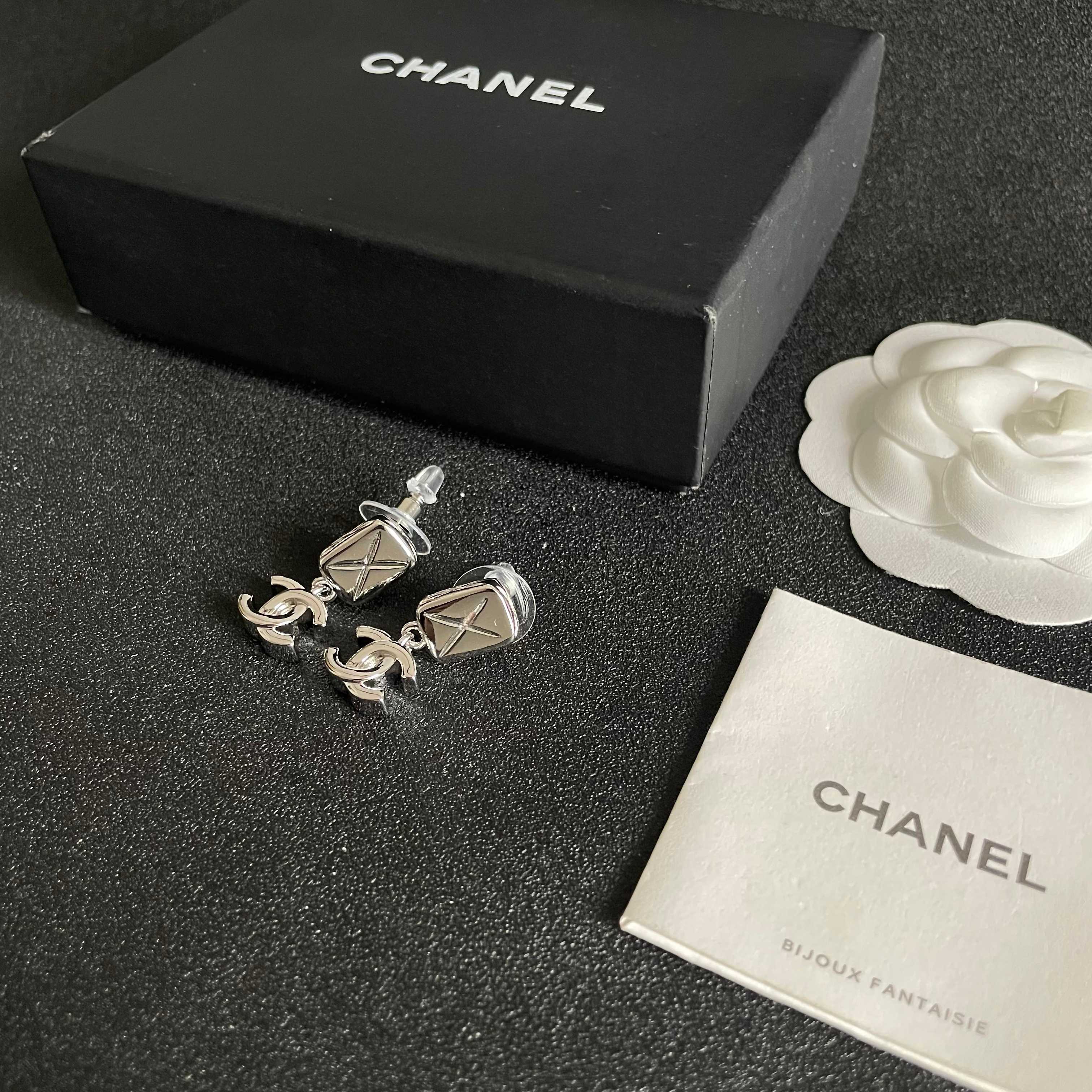CHANEL 26S DOUBLE C LOGO QUILTED RECTANGULAR DROP EARRINGS IN SILVER METAL 630071