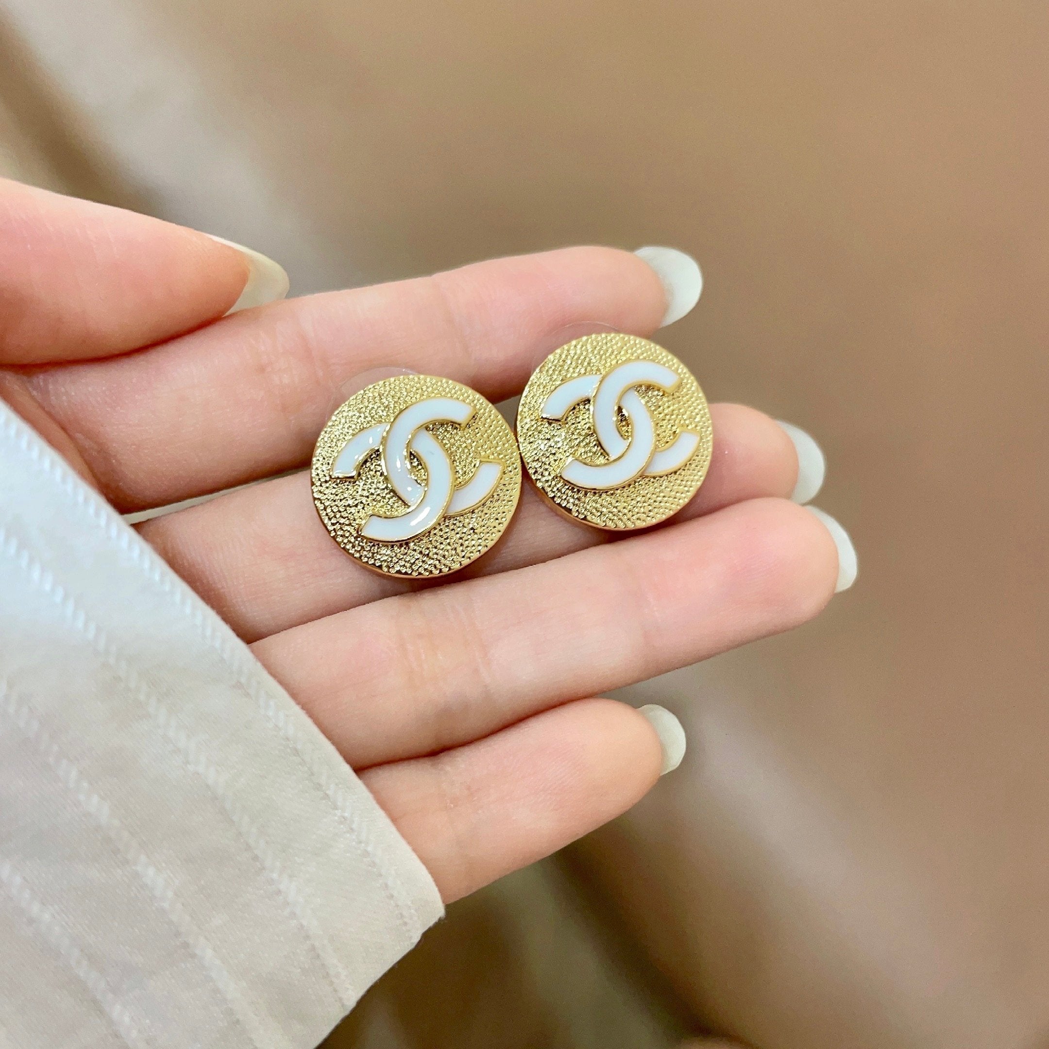 CHANEL 26S DOUBLE C LOGO WHITE ENAMEL TEXTURED ROUND STUD EARRINGS IN GOLD METAL 630072