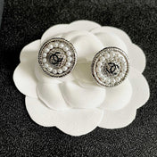 CHANEL 26S DOUBLE C LOGO PEARL ROUND STUD EARRINGS IN SILVER METAL 629907
