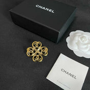 CHANEL 26S DOUBLE C LOGO HEART CLOVER BROOCH IN GOLD METAL 629910