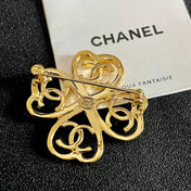 CHANEL 26S DOUBLE C LOGO HEART CLOVER BROOCH IN GOLD METAL 629910
