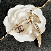 CHANEL 26S DOUBLE C LOGO LEAF & PEARL DROP PENDANT NECKLACE WITH CRYSTAL DETAIL IN GOLD METAL 631013