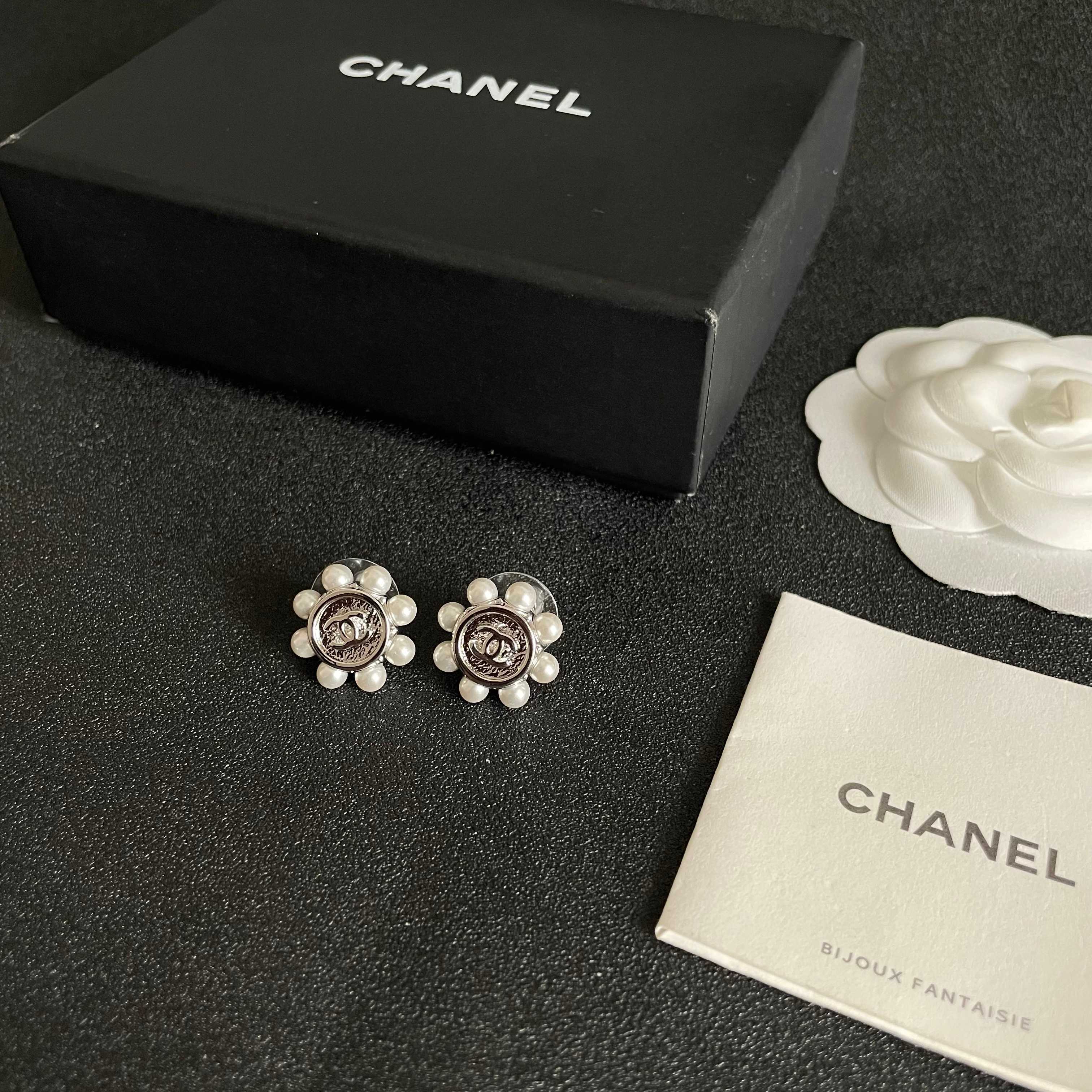 CHANEL 26S DOUBLE C LOGO PEARL TRIM ROUND STUD EARRINGS IN SILVER METAL 631020