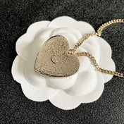 CHANEL 26S DOUBLE C LOGO NO.5 FLORAL HEART NECKLACE IN WHITE ENAMEL & GOLD METAL 630794