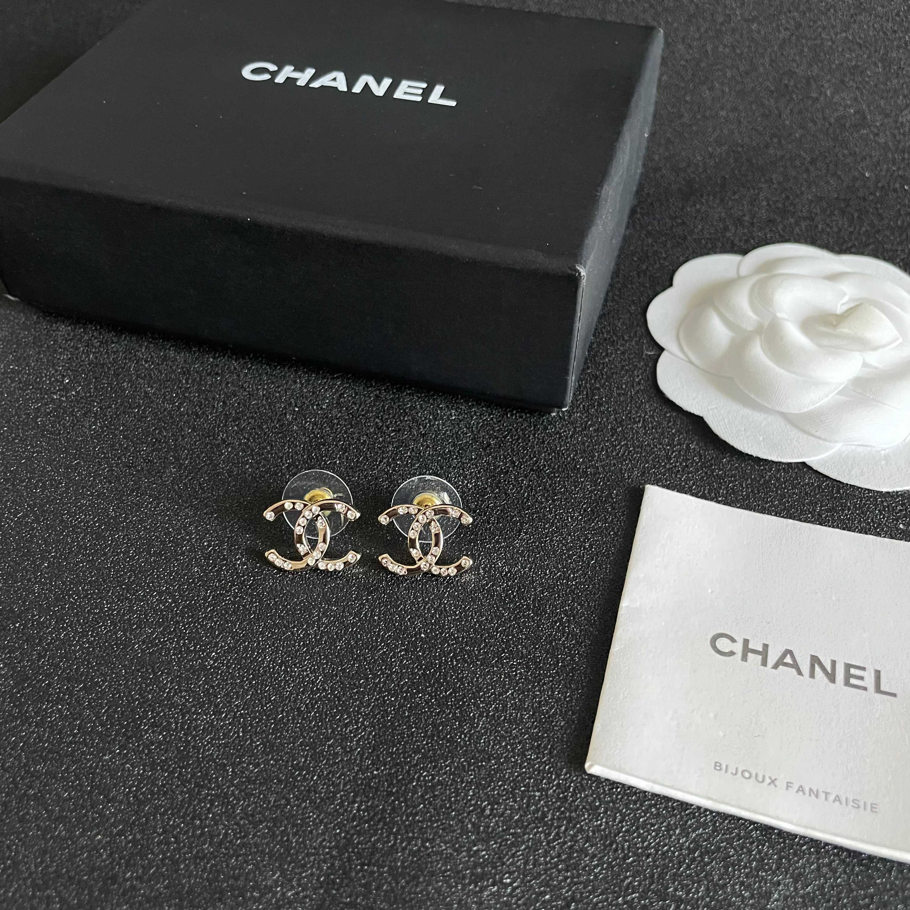 CHANEL 26S DOUBLE C LOGO CRYSTAL STUD EARRINGS IN GOLD METAL 631817