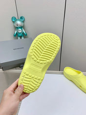 POOL CROCS IN MANZ YELLOW RUBBER