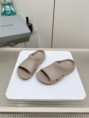 POOL CROCS IN HILLARY BROWN RUBBER