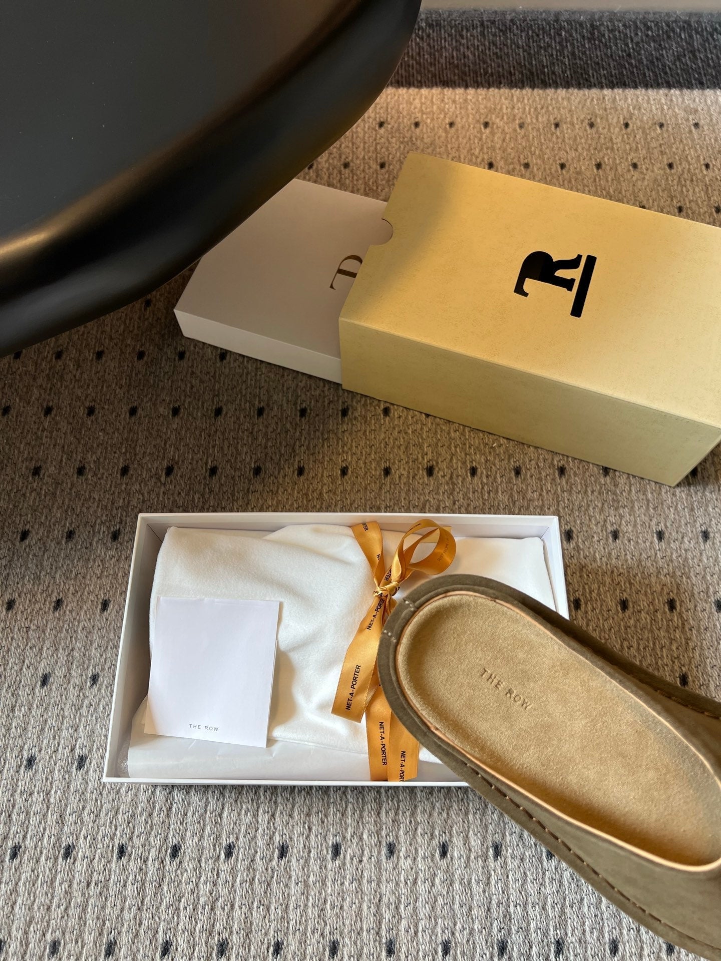 THE ROW 26S THONG SANDALS IN OLIVE GREEN SUEDE