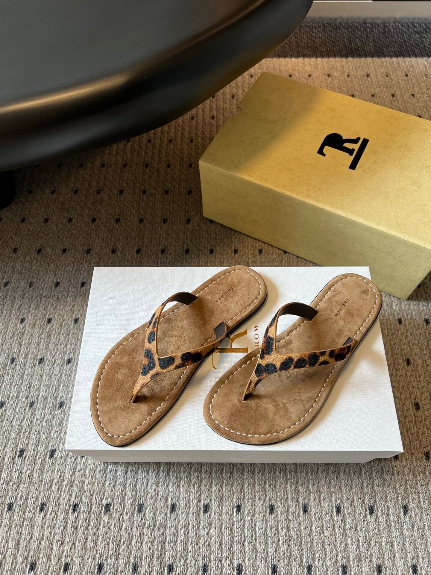 THE ROW 26S THONG SANDALS IN BROWN SPOTTED CALF HAIR AND SUEDE