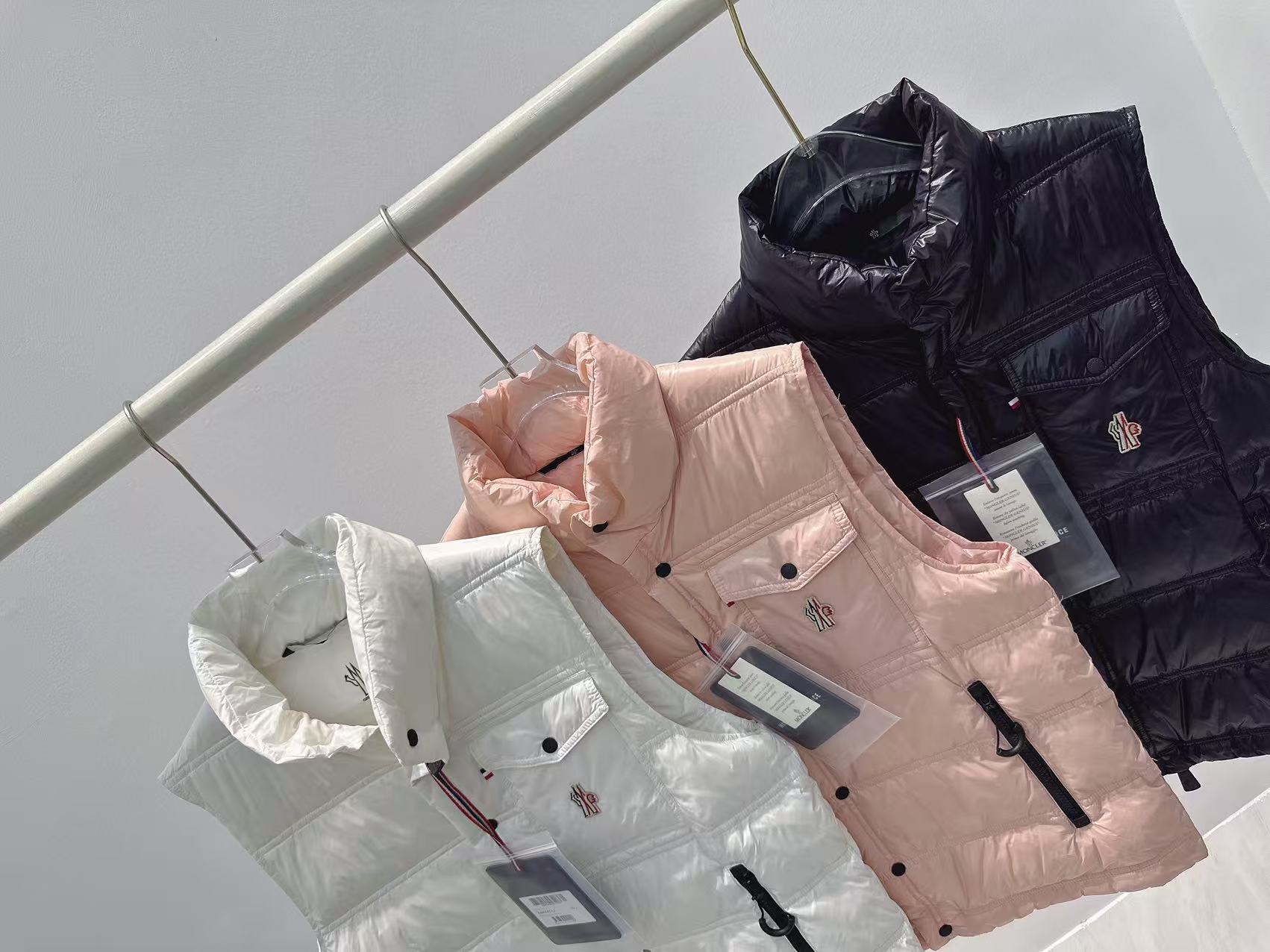 MONCLER 25S DOWN VEST IN WHITE 031