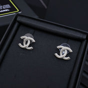 TWISTED ROPE STUD EARRINGS IN METAL WITH WHITE PEARLS