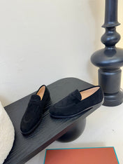 CLASSIC LOAFERS IN BLACK SUEDE