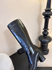 YSL 26S KNEE-HIGH HEELED BOOTS IN BLACK SHINY CALFSKIN