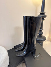 YSL 26S KNEE-HIGH HEELED BOOTS IN BLACK SHINY CALFSKIN
