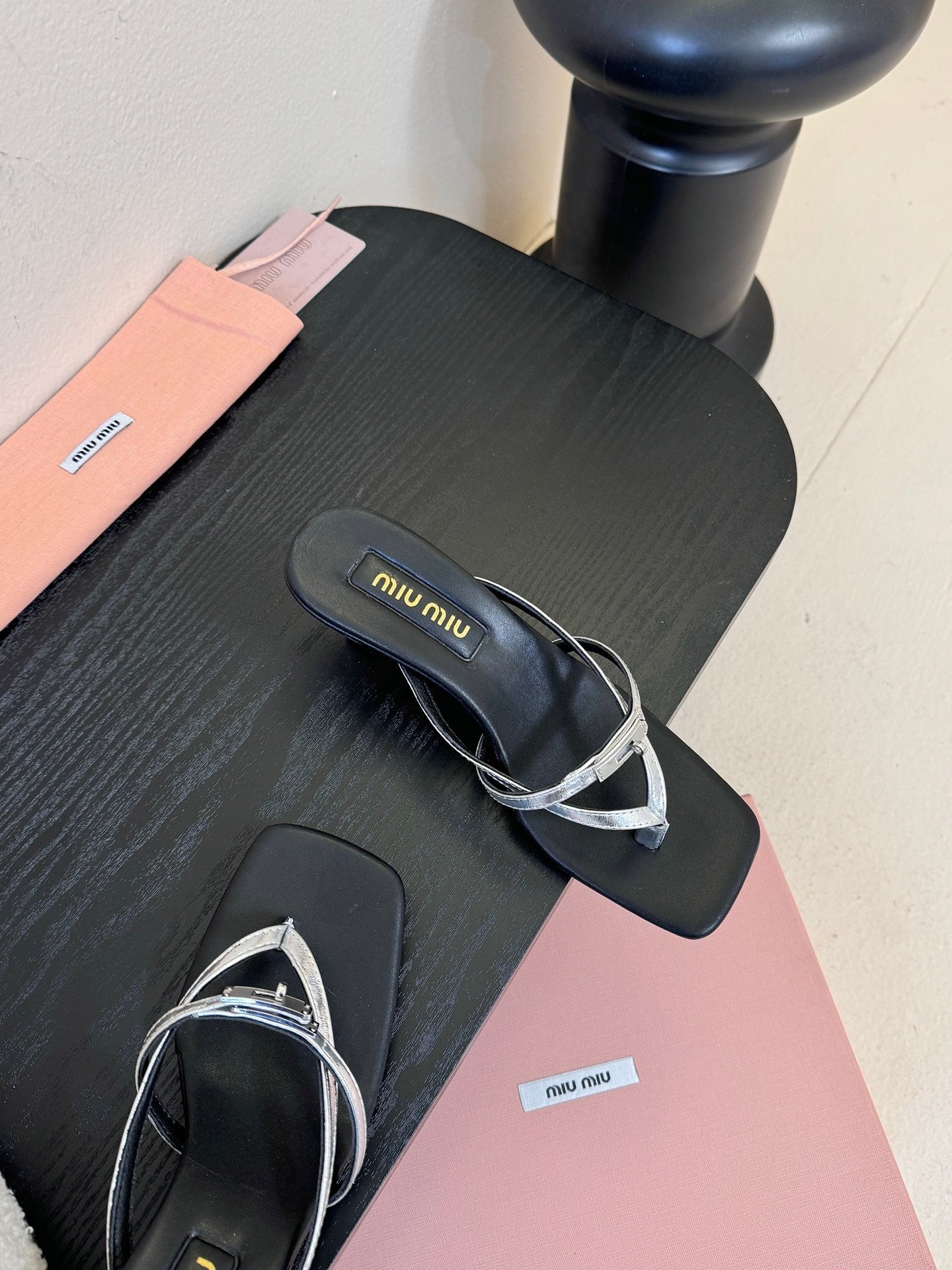 MIUMIU 26S LOW-HEEL THONG SANDALS IN BLACK AND SILVER CALFSKIN