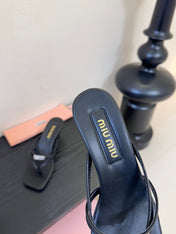 MIUMIU 26S LOW-HEEL THONG SANDALS IN BLACK CALFSKIN