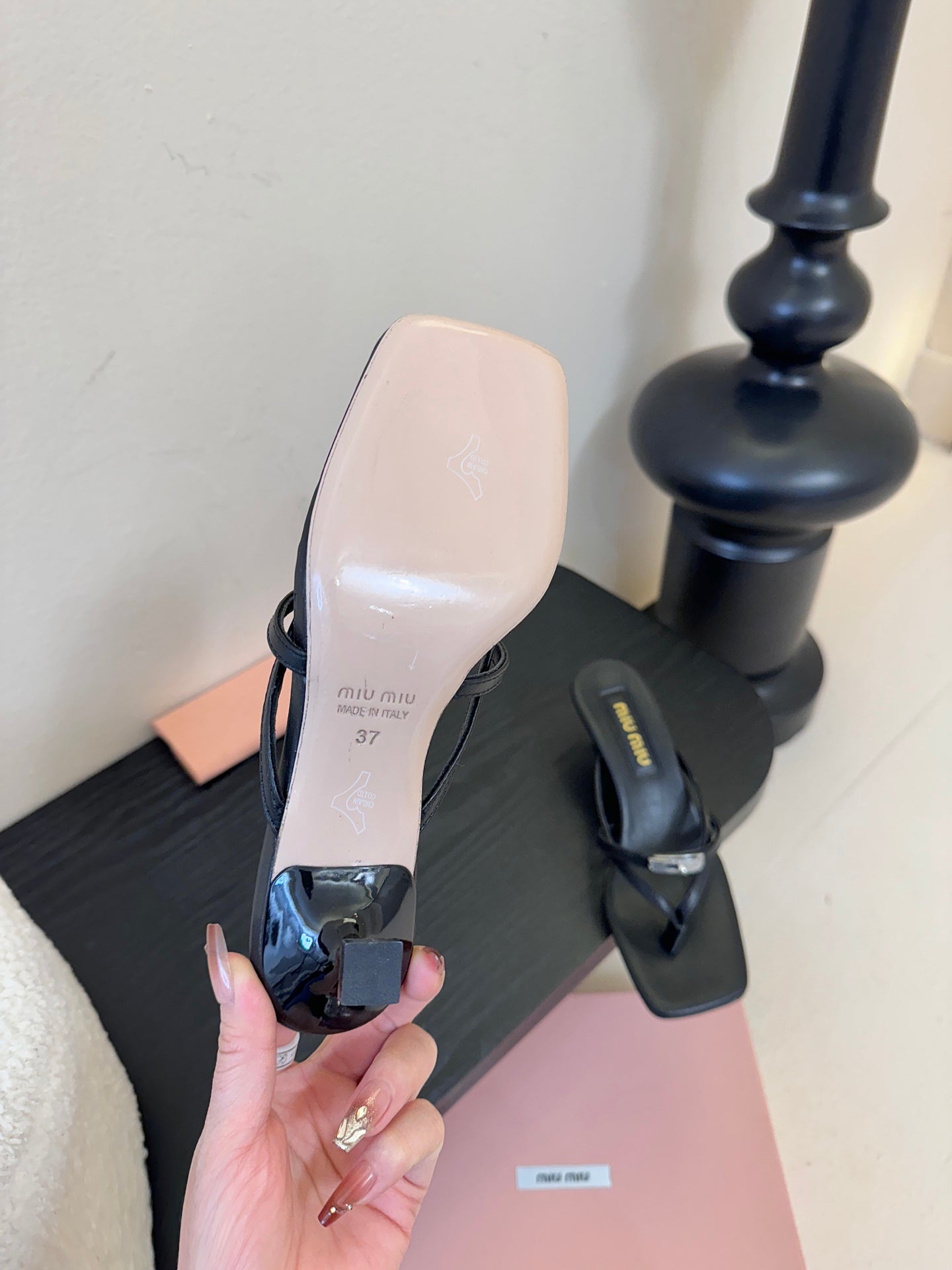 MIUMIU 26S LOW-HEEL THONG SANDALS IN BLACK CALFSKIN