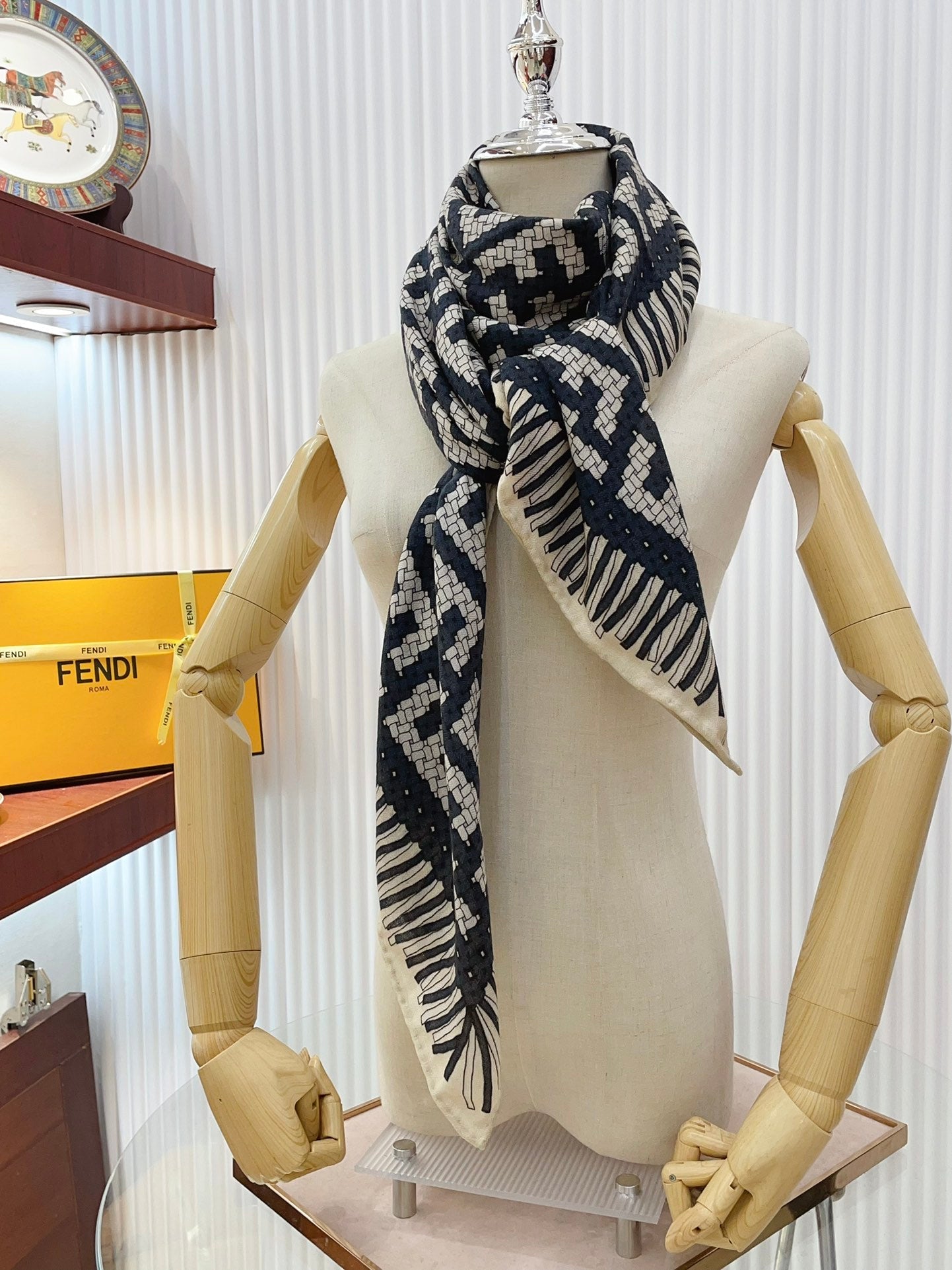 FF PONCHO 140 CM SCRAF IN BLACK MONOGRAM SILK CASHMERE