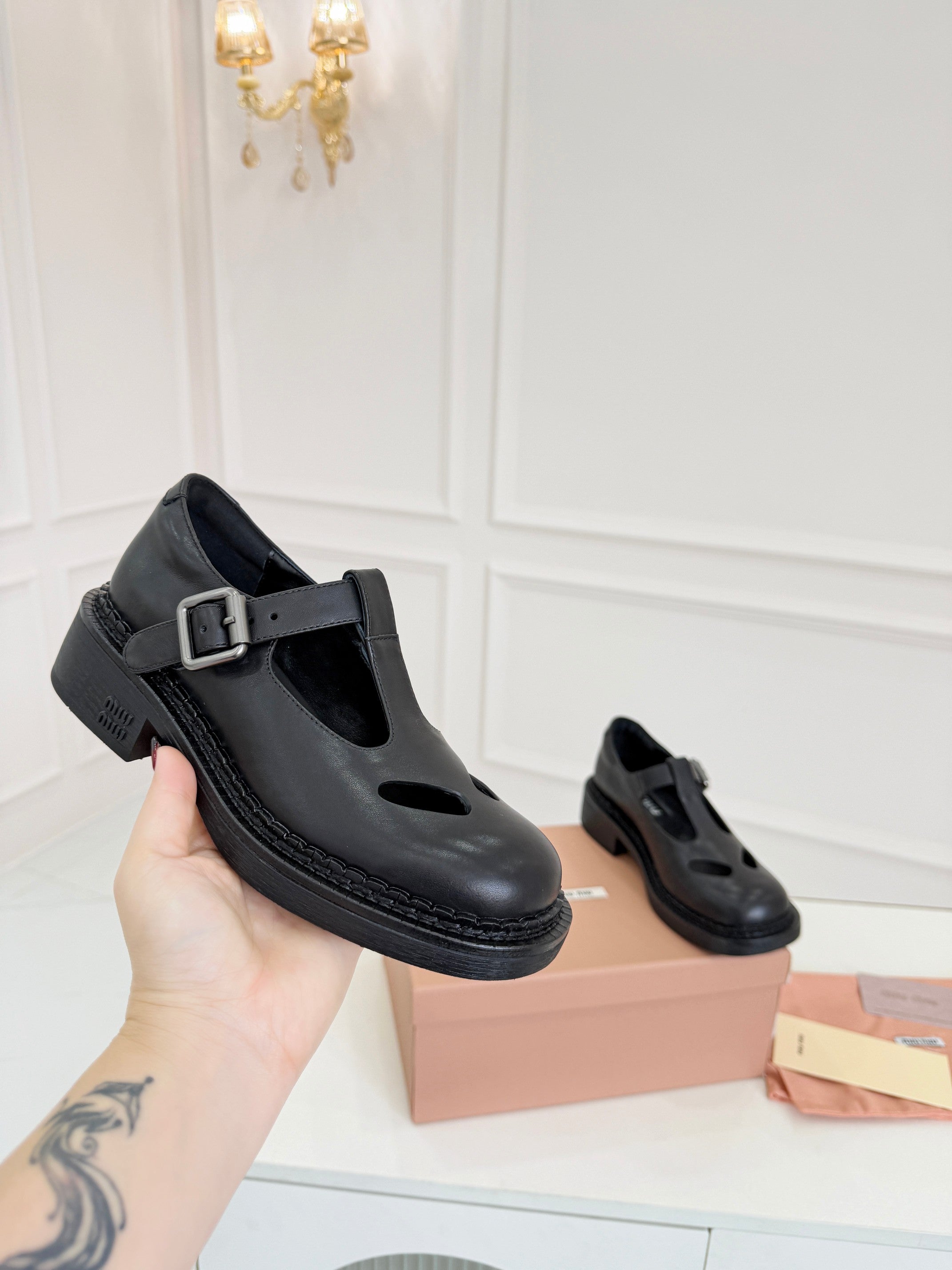 MIUMIU 26S SANDAL 35MM IN BLACK CALFSKIN WITH STYLIZED T-STRING