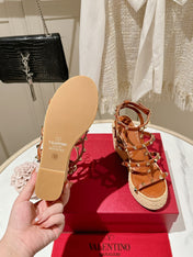 ROCKSTUD ANKLE STRAP WEDGE SANDAL IN YAM ORANGE CALFSKIN LEATHER 95 MM