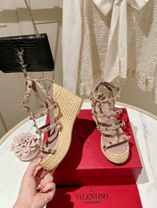 ROCKSTUD ANKLE STRAP WEDGE SANDAL IN CREPE PINK CALFSKIN LEATHER 95 MM