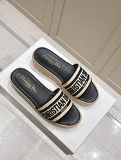 DWAY WEDGE SLIDES 45MM IN BLACK AND BEIGE FABRIC RAFFIA SOLE