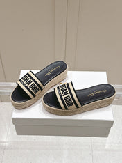 DWAY WEDGE SLIDES 45MM IN BLACK AND BEIGE FABRIC RAFFIA SOLE