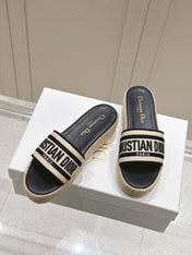 DWAY WEDGE SLIDES 45MM IN BLACK AND BEIGE FABRIC RAFFIA SOLE