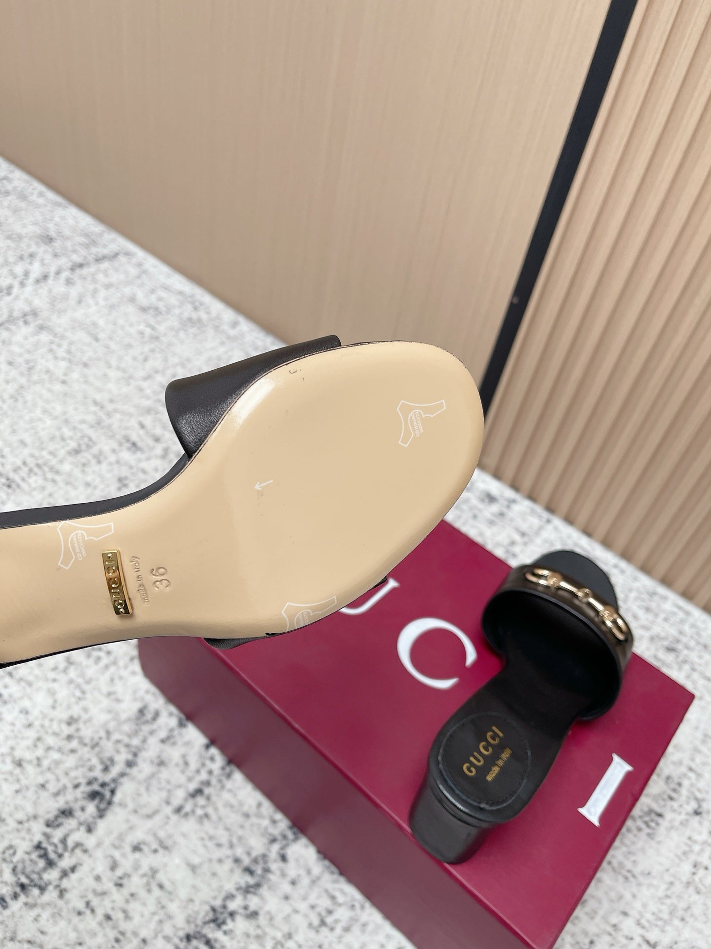 GUCCI 26S HORSEBIT MID-HEEL SANDALS IN BLACK CALFSKIN