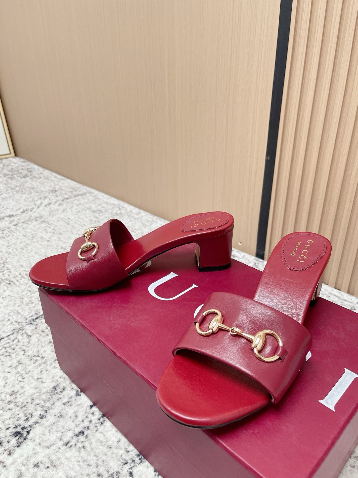 GUCCI 26S HORSEBIT MID-HEEL SANDALS IN DARK RED CALFSKIN
