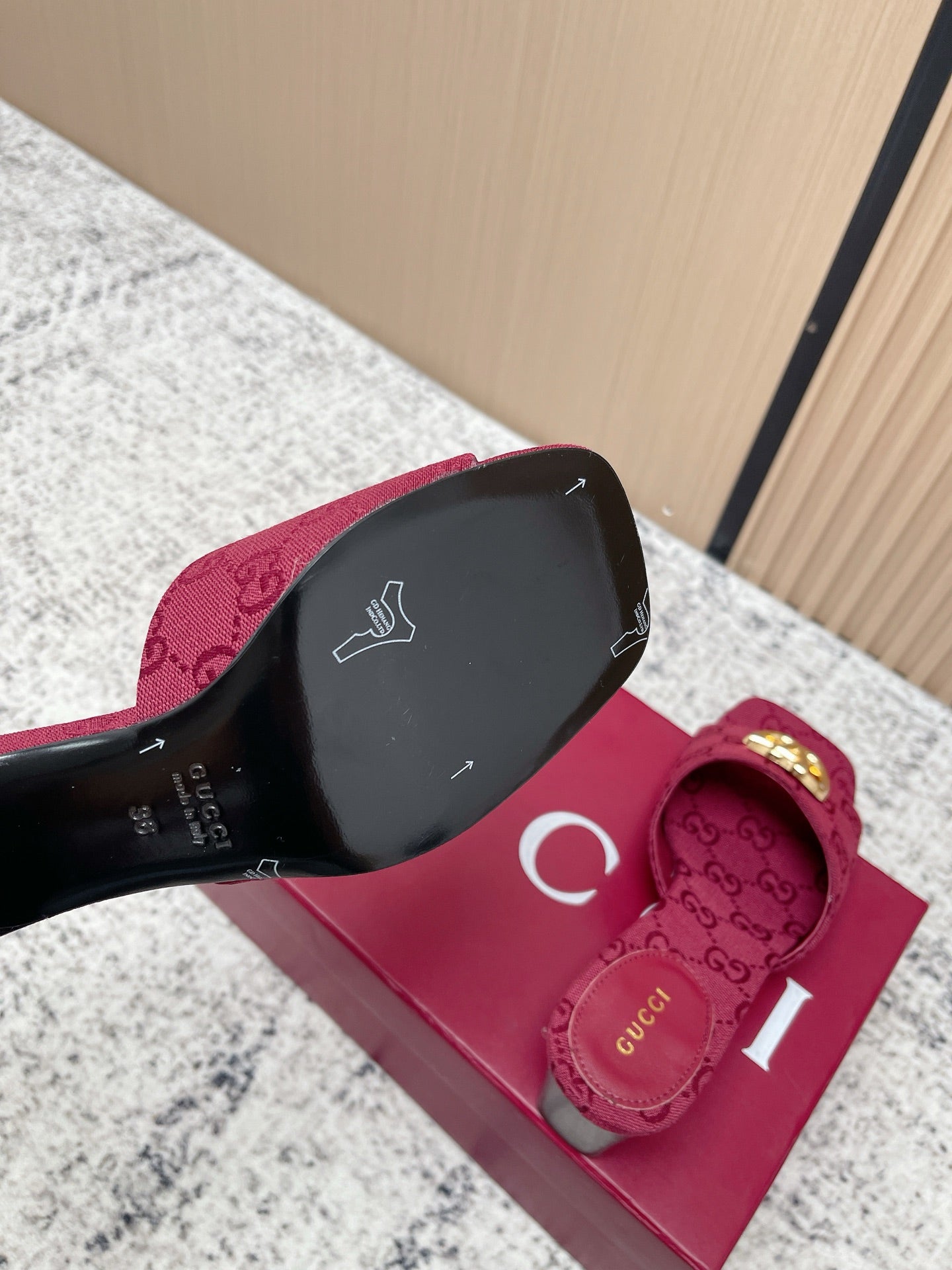 GUCCI 26S HIGH HEELS IN DARK RED CANVAS WITH GOLD HARDWARE