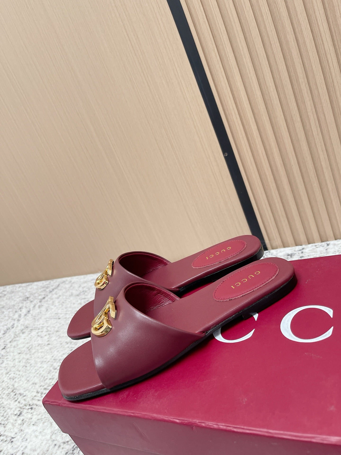 GUCCI 26S SLIDE SANDAL IN DARK RED CALFSKIN WITH GOLD HARDWARE