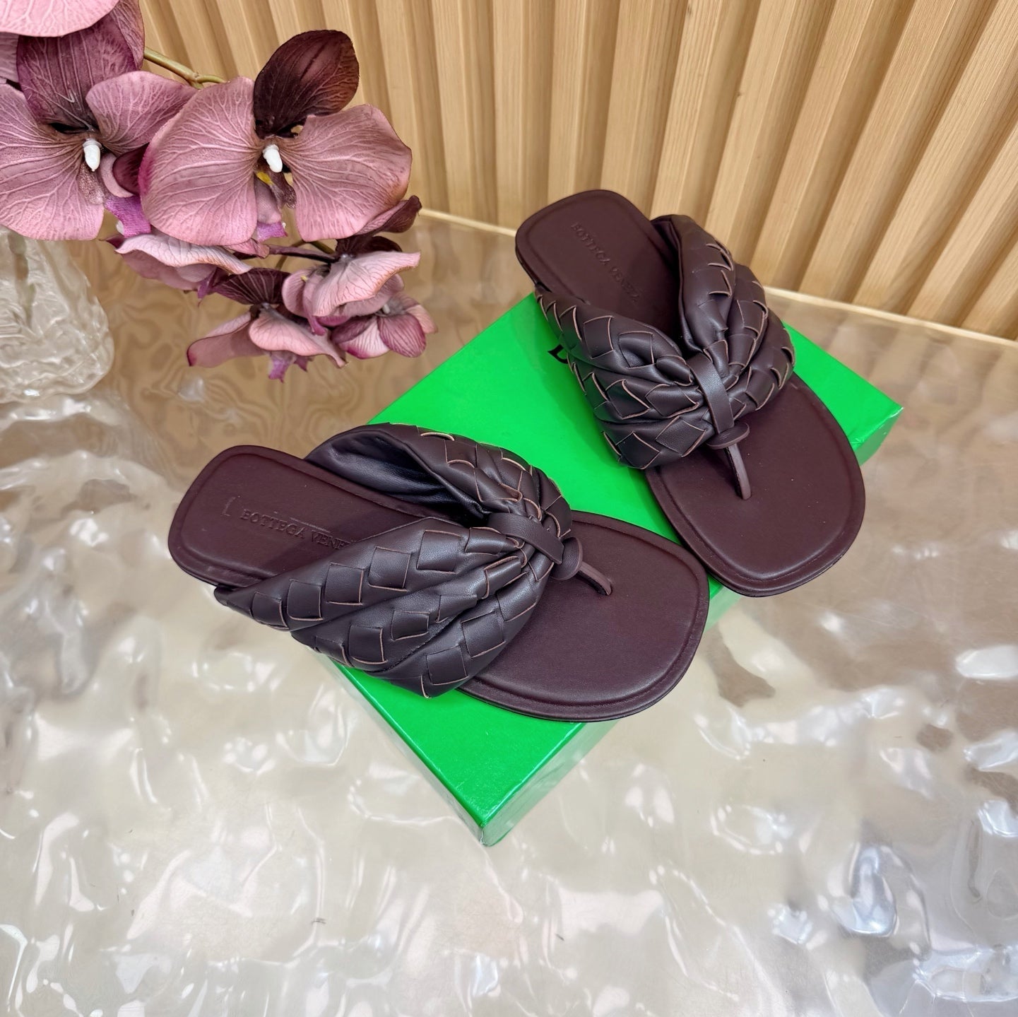 BOTTEGA VENETA 26S THONG SANDALS IN DARK BROWN LAMBSKIN