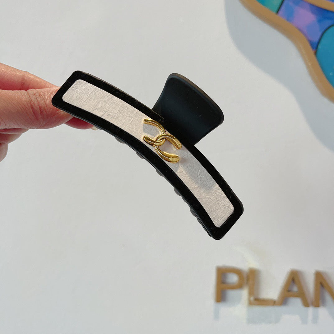CHANEL 26S BARRETTE HAIR CLIP IN BLACK AND IVORY LEATHER 505339